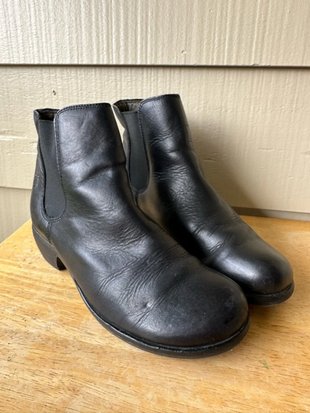 Fly London Black Leather Chelsea Round toe Low Heel Boot